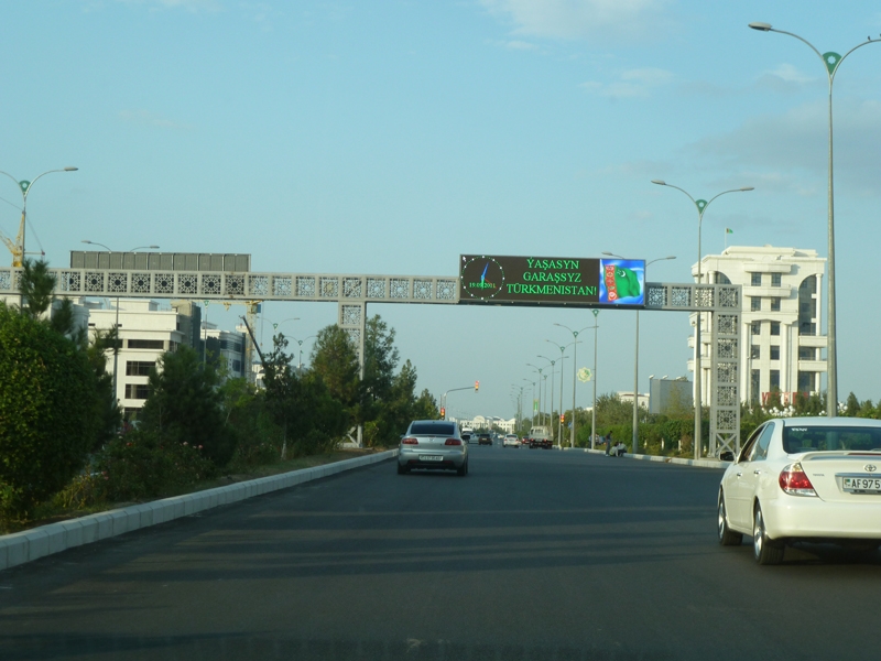 土庫曼里海-巴什機場高速路項目